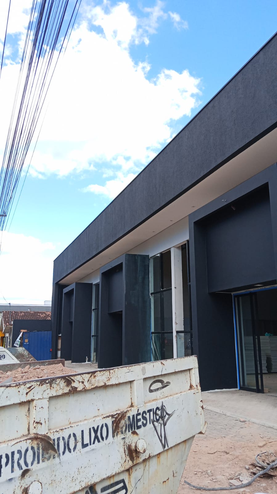 Fachada de prédio comercial com pintura preta acetinada
