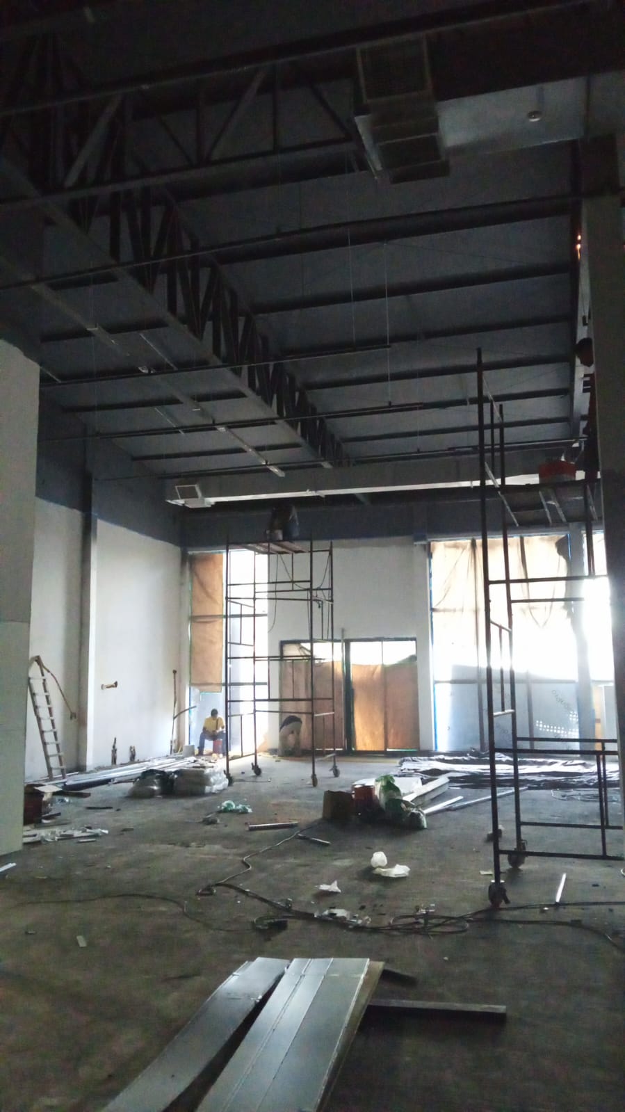 Interior de amplo espaço comercial em fase de reforma e acabamento
