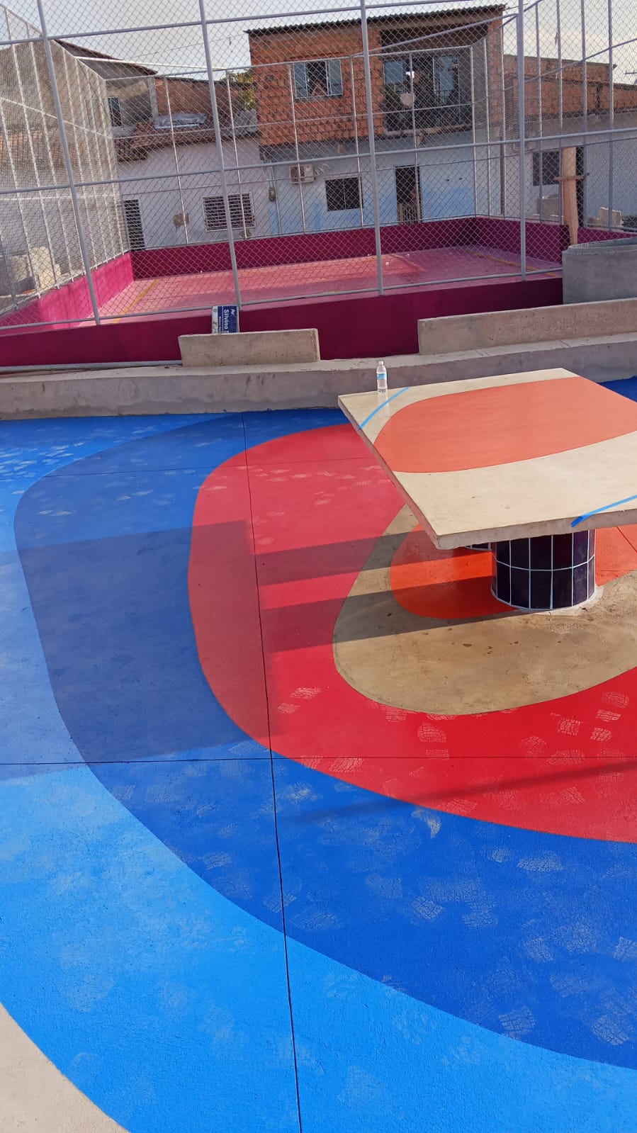 Quadra esportiva recém-pintada com cores vibrantes vermelho e azul
