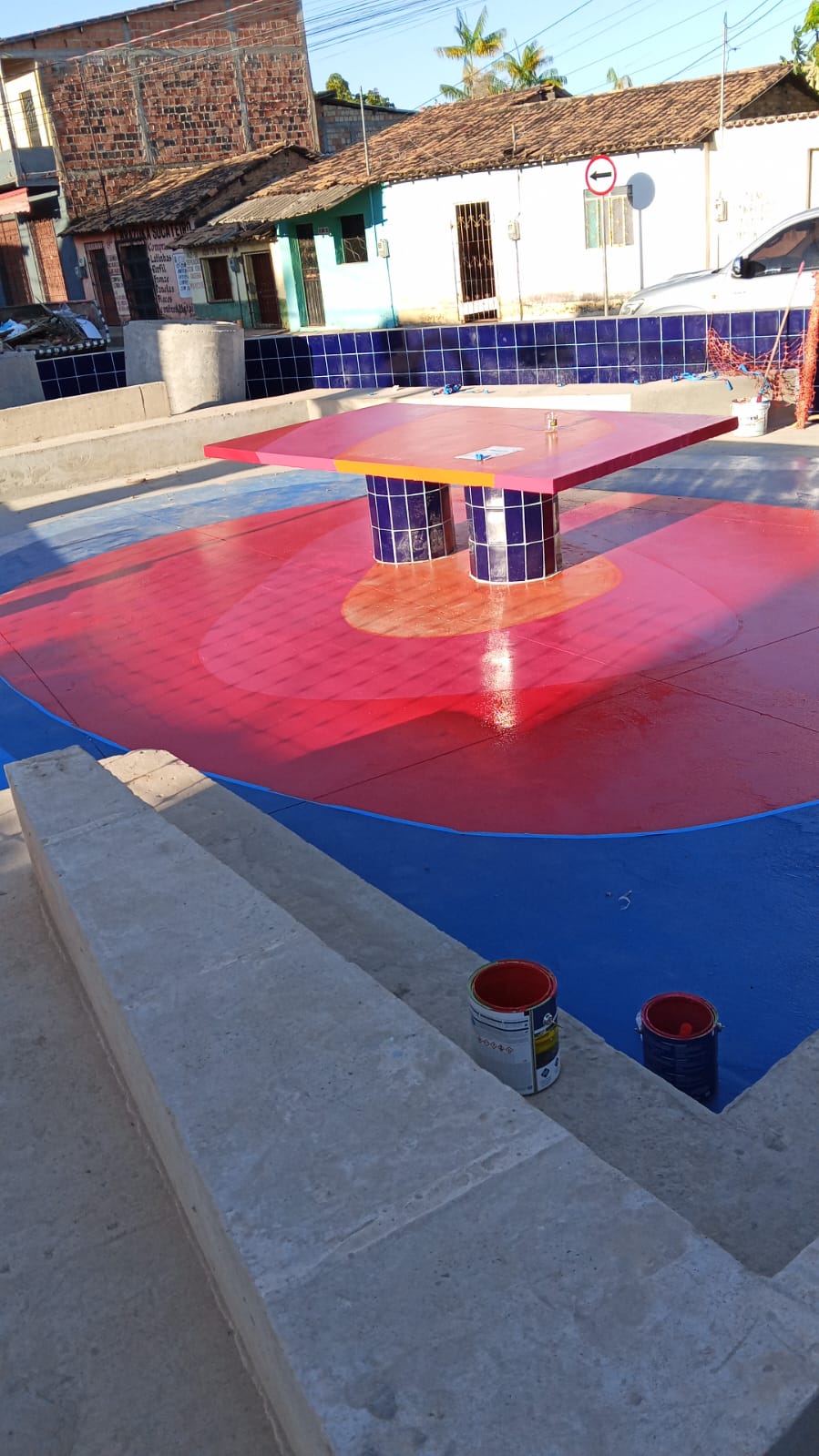 Praça pública recém-pintada com cores vibrantes